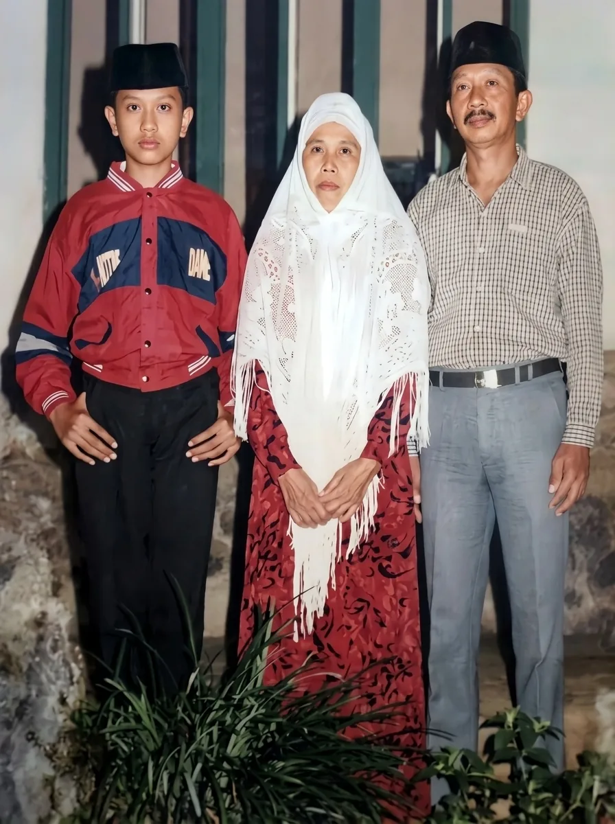 Foto keluarga setelah direstorasi Mantra Foto — tajam dan berwarna