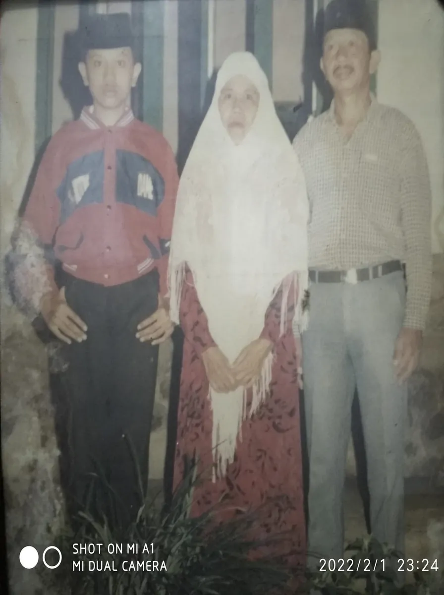 Foto keluarga lama sebelum restorasi — pudar dan buram